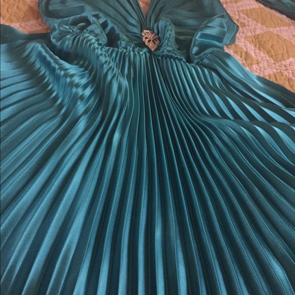 Halter Satin accordion pleated Marilyn Monroe style Dress - Picture 5 of 6